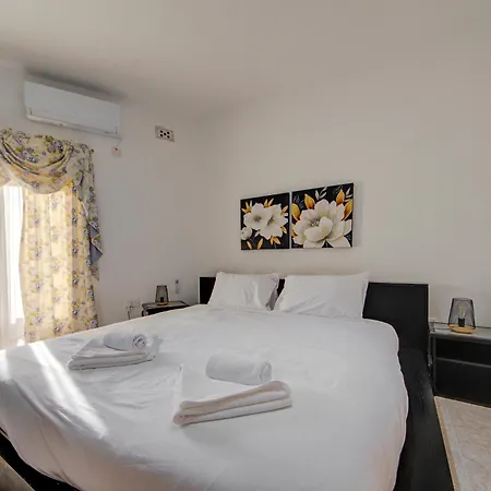 Traditional Maltese Escape With Rooftop Terrace By 360 Estates Dingli