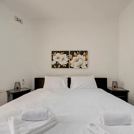 Traditional Maltese Escape With Rooftop Terrace By 360 Estates