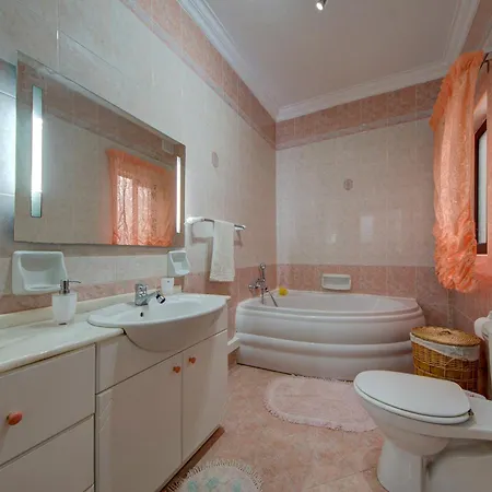 Traditional Maltese Escape With Rooftop Terrace By 360 Estates