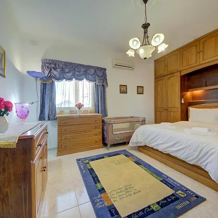 Traditional Maltese Escape With Rooftop Terrace By 360 Estates