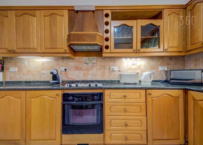 Traditional Maltese Escape With Rooftop Terrace By 360 Estates