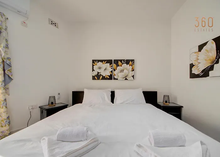 Traditional Maltese Escape With Rooftop Terrace By 360 Estates