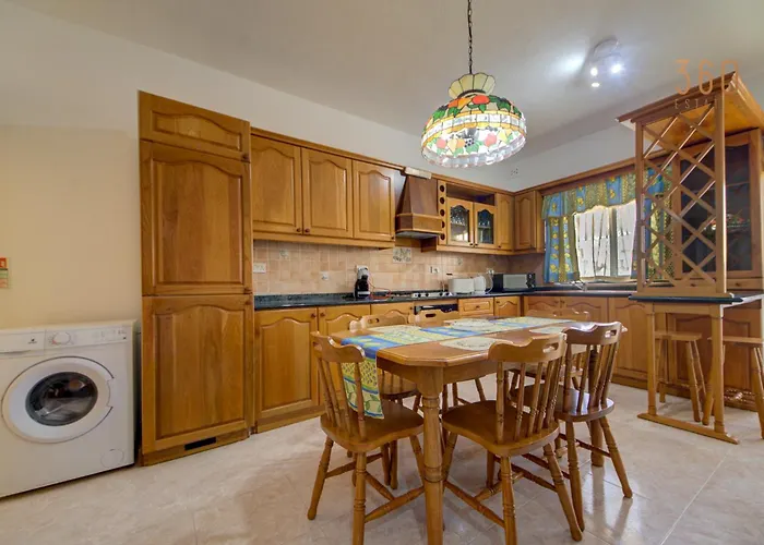 아파트 Traditional Maltese Escape With Rooftop Terrace By 360 Estates Dingli