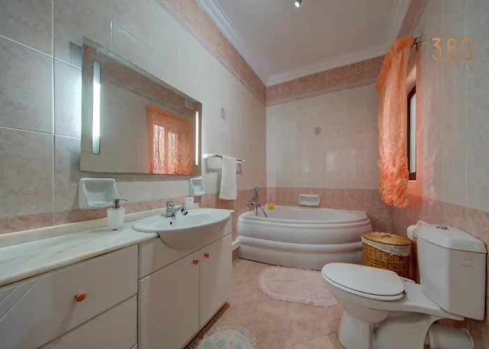 Traditional Maltese Escape With Rooftop Terrace By 360 Estates