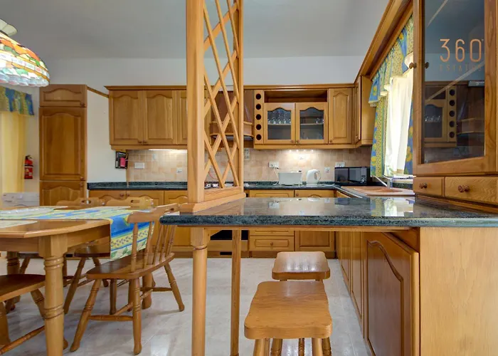 Traditional Maltese Escape With Rooftop Terrace By 360 Estates アパート Dingli