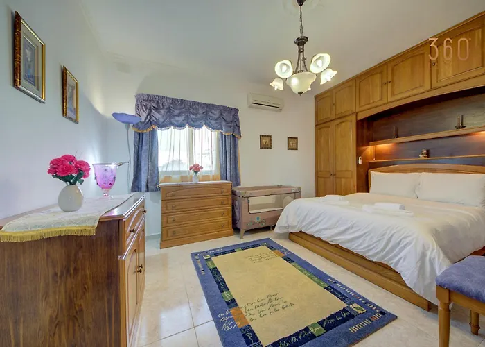 Traditional Maltese Escape With Rooftop Terrace By 360 Estates